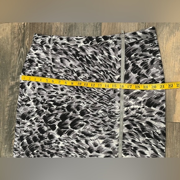 Talbots Gray Black Animal Abstract Print Front Zipper Pencil Skirt Size 14 - Picture 8 of 13